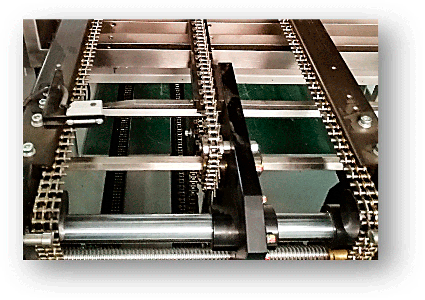 Nahaufnahme des automatischen Fördersystems im Innenansicht des Heizsystems im AR Serie Reflow Ofen mit stabilen und langlebigen Komponenten