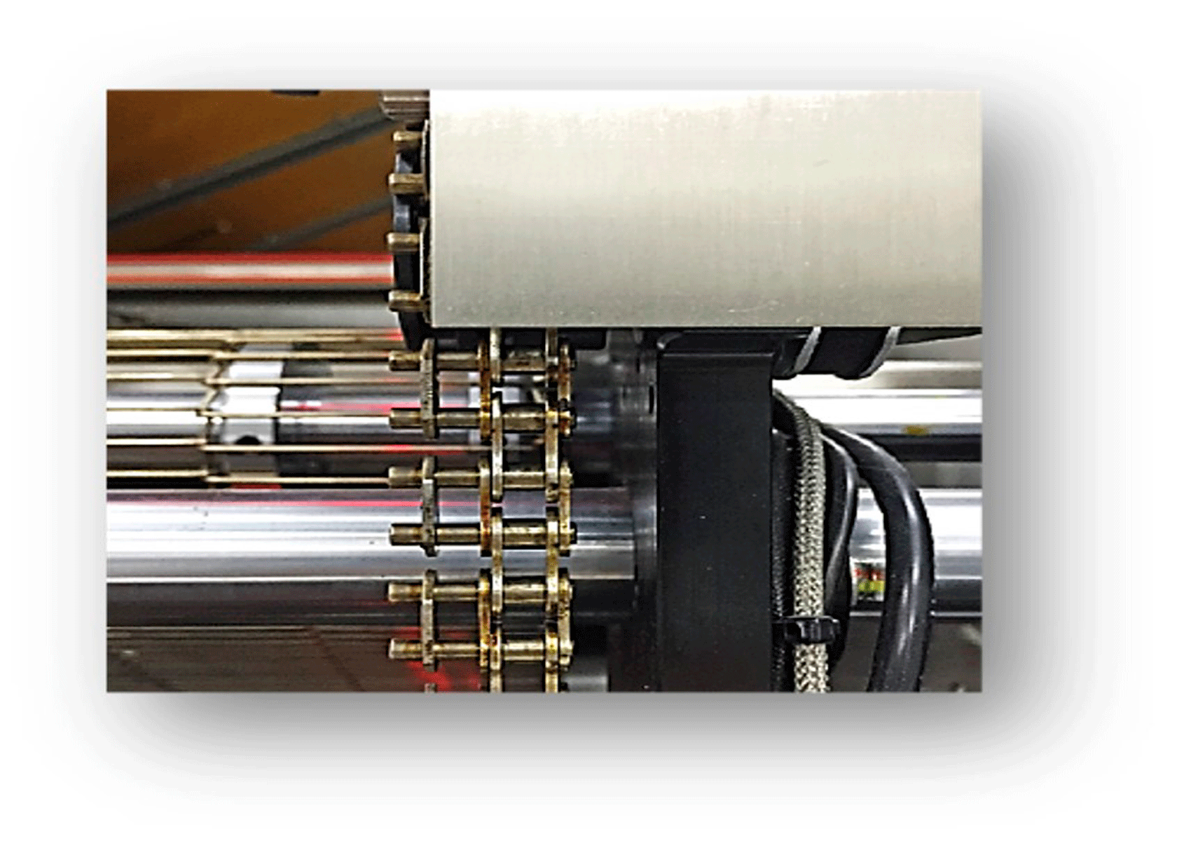 Detailansicht des Doppelkettensystems im AR Serie Reflow Ofen für präzise Förderung und reduzierte Ölkontamination