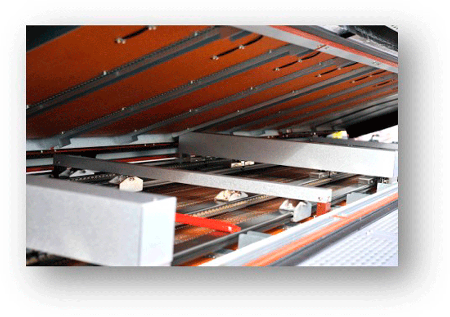 Innenansicht des AR Serie Reflow Ofens mit mehreren Stützpunkten zur Sicherstellung der Stabilität und Vermeidung von PCB-Verformungen