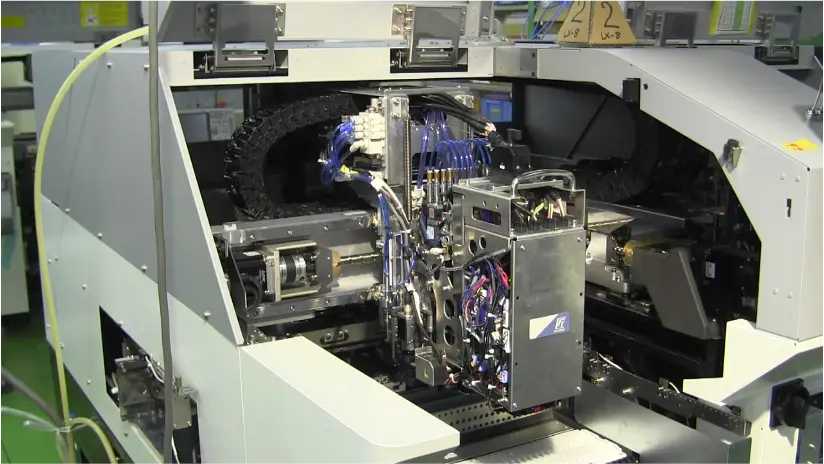 Bestückkopf eines SMD-Bestückungsautomaten nimmt Bauteile auf und platziert sie präzise auf die Leiterplatte